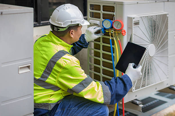 Professional Hvac technician working in Nederland, TX